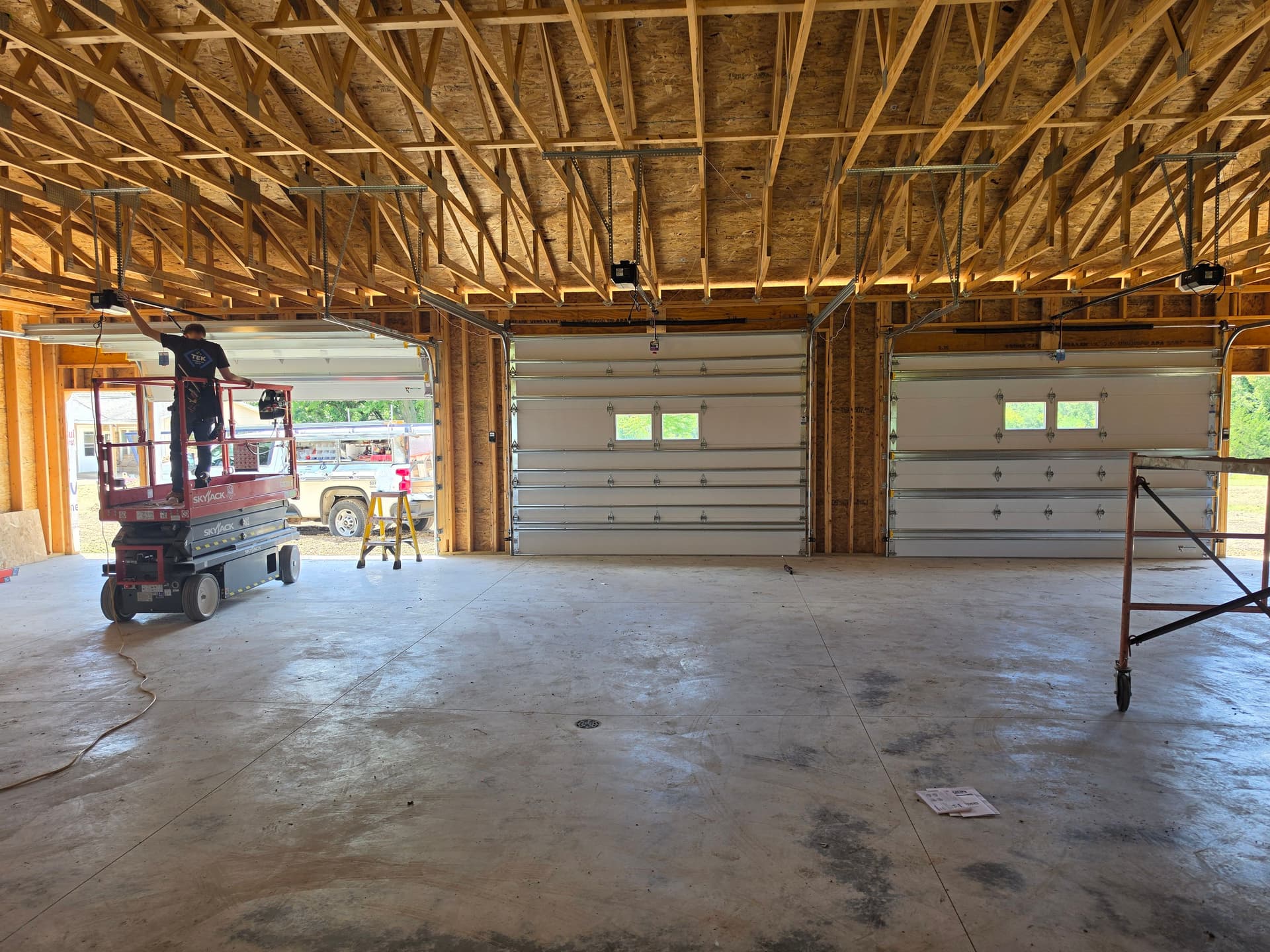 Gallery photos for AP200 Windloaded Overhead Door Installation on a New Build: Image #3