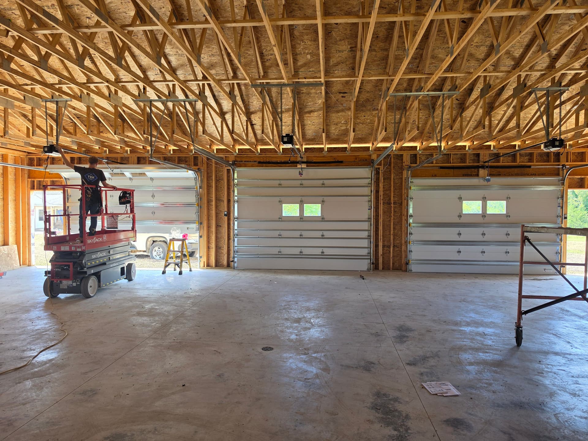 Gallery photos for AP200 Windloaded Overhead Door Installation on a New Build: Image #2
