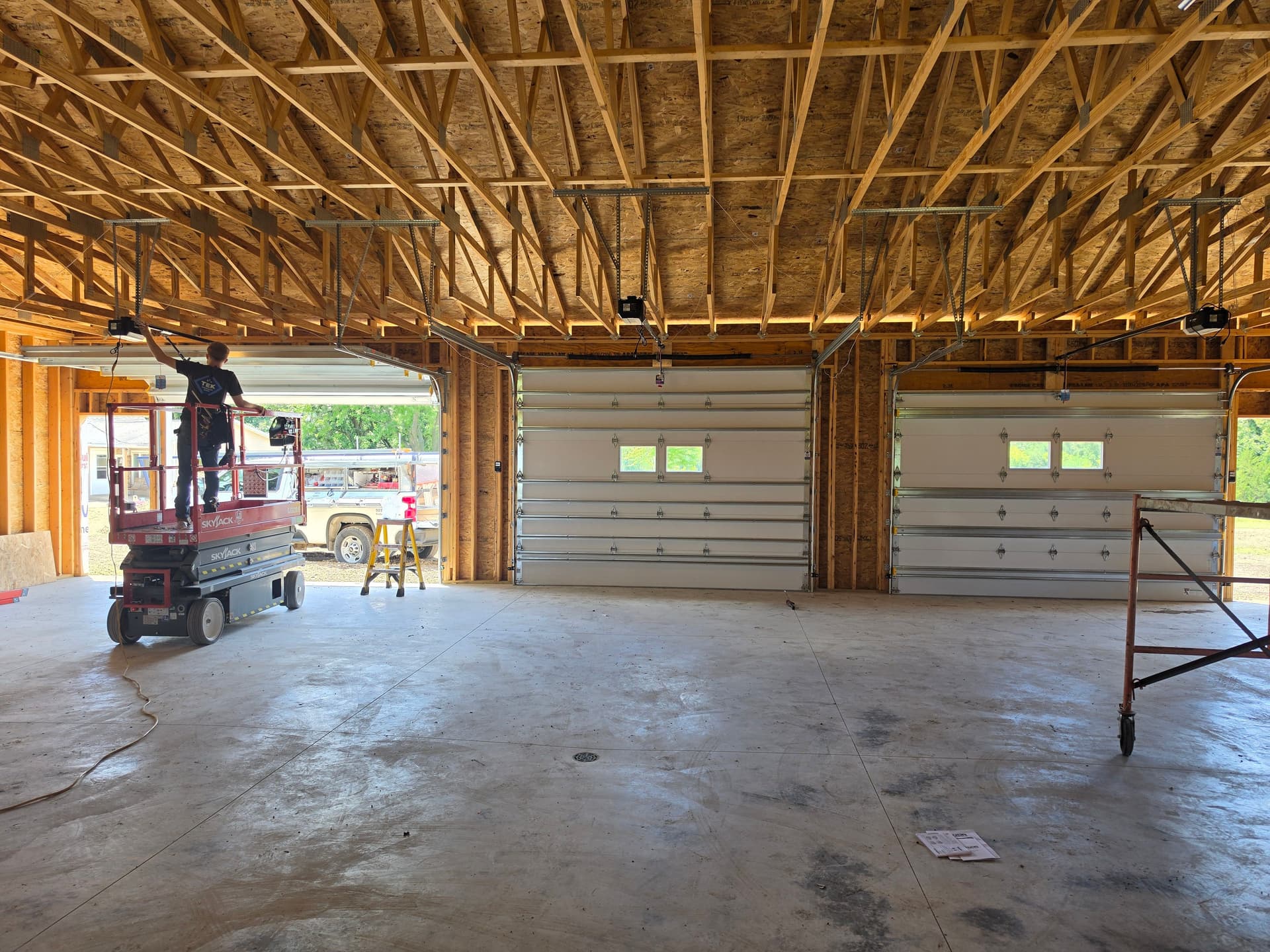 Gallery photos for AP200 Windloaded Overhead Door Installation on a New Build: Image #4