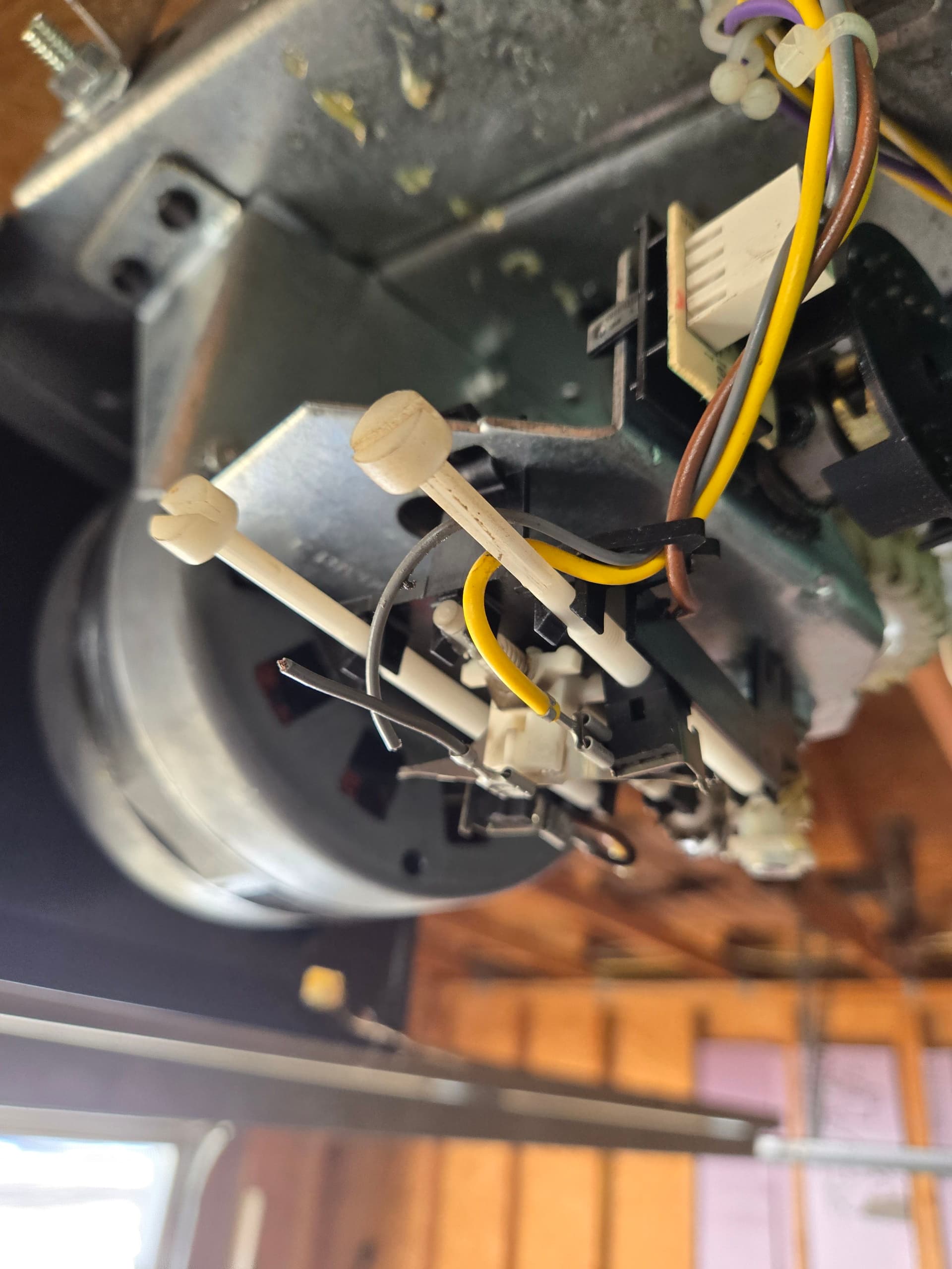 Gallery photos for Garage Door Quick Fix Keeps Your Day Running Smoothly: Image #1