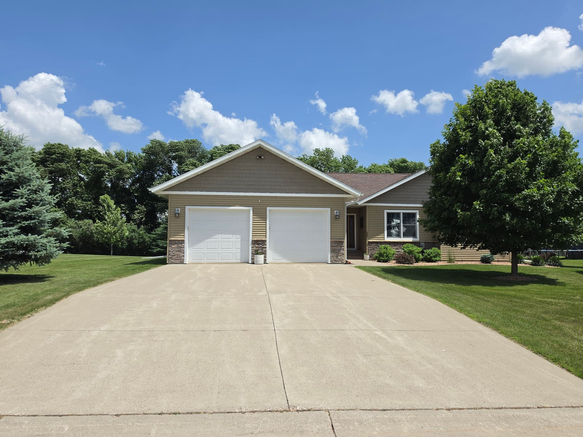 Gallery photos for Dual Raynor AP 200 Garage Door Replacement with Fresh Curb Appeal: Image #3